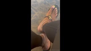 CocoaToes aka feedmecocoaa - 07-13-2024 OnlyFans Video - Eating snacks and waiting on my delayed flight to Detroit video hardcore CocoaToes-9