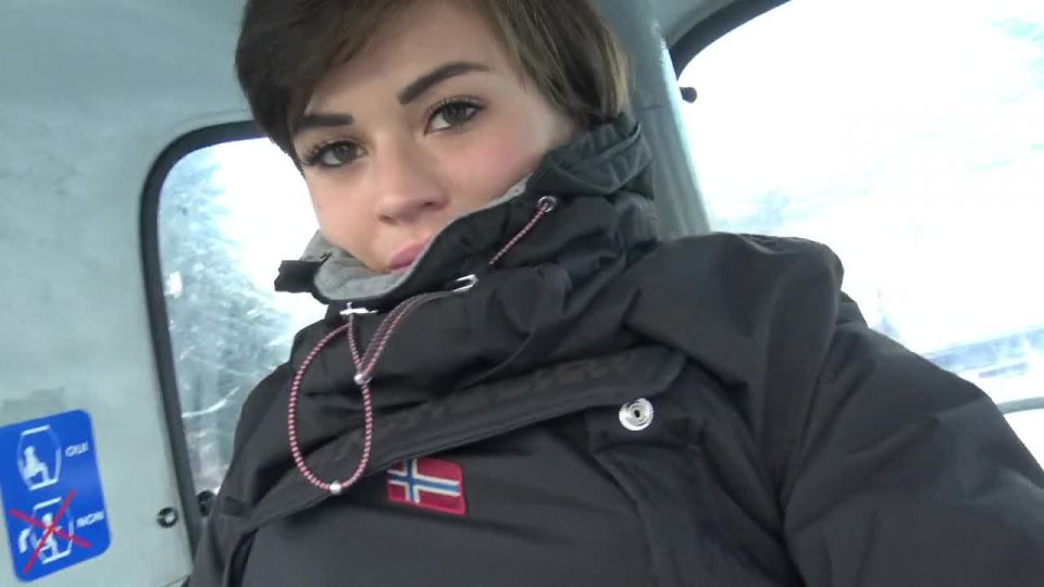 [Amateur] Brunette Masturbate in Ski Lift  brunette touches herself while skiing