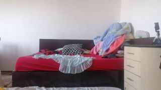 Hermina - Moglie amatoriale si diverte a provare i vestiti e ad allacciarseli.-1