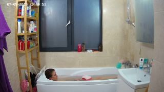 Girlfriend shaving armpits in the bathtube. hidden cam-3