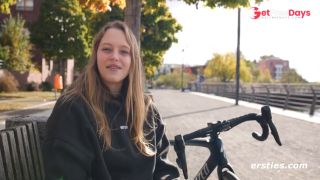 Ersties - Berliner Studentin Amy K. verwhnt ihre gepiercten Nippel und ihre nasse Muschi-5