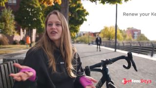 Ersties - Berliner Studentin Amy K. verwhnt ihre gepiercten Nippel und ihre nasse Muschi-6