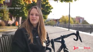 Ersties - Berliner Studentin Amy K. verwhnt ihre gepiercten Nippel und ihre nasse Muschi-7