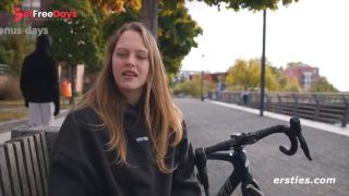 Ersties - Berliner Studentin Amy K. verwhnt ihre gepiercten Nippel und ihre nasse Muschi-9