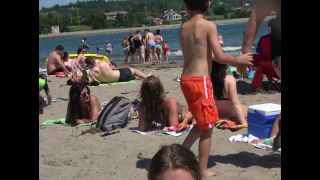 Beach voyeur secretly examines three girls-1