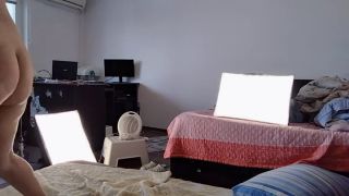PinkyMadame - Une femme amateur s'amuse à essayer des vêtements et à les couper. Une femme amateur danse nue dans-9