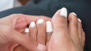 Kylie le beau Kylielebeau - showing off my feet before i get them done tomorrow im getting another white pedicure o 23-12-2019-7