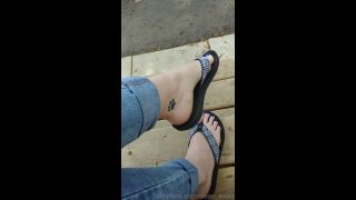 Fetish porn Sloans Paws Sloans Paws aka sloan_paws - 06-01-2019 OnlyFans Video - Watch me dangle my favorite pair of flip flops video-0