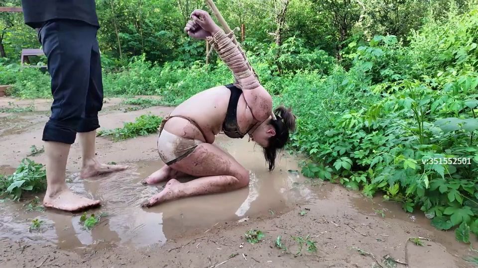 一绳所爱 雯雯雨后野外绳虐 (Asian girl porn)