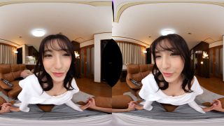 URVRSP-351 【8KVR】耳元への蠱惑的囁きで友人の旦那にカラダだけの関係を迫る密着相互NTR かなさん-3