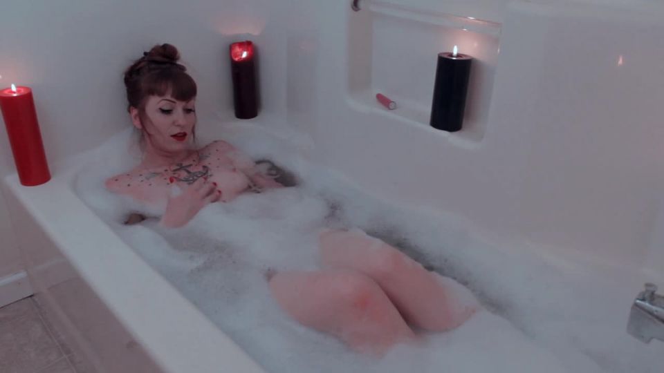 Jolene Brody – Rub a Dub Down Tattoo!