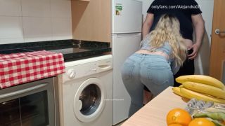 Alejandramoviess RUBIA CALIENTE PROVOCANDO A SU PADRASTRO PARA FOLLAR-1