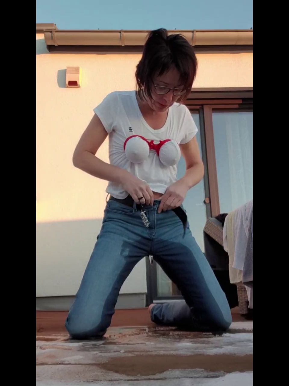 [K2S.CLUB] JulieEroticDress - Ich Spritze in Meine Jeans Auf Dem Balkon - HD 720P