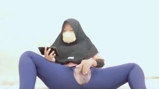 Watching Porn Indonesian hijab aunt wearing cucumber-3