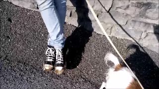 PASSEGGIATA AI PIEDI DELLA PADRONA / SCARPE SPORCHE / PADRONA CLAUDIA - (Feet porn)-6