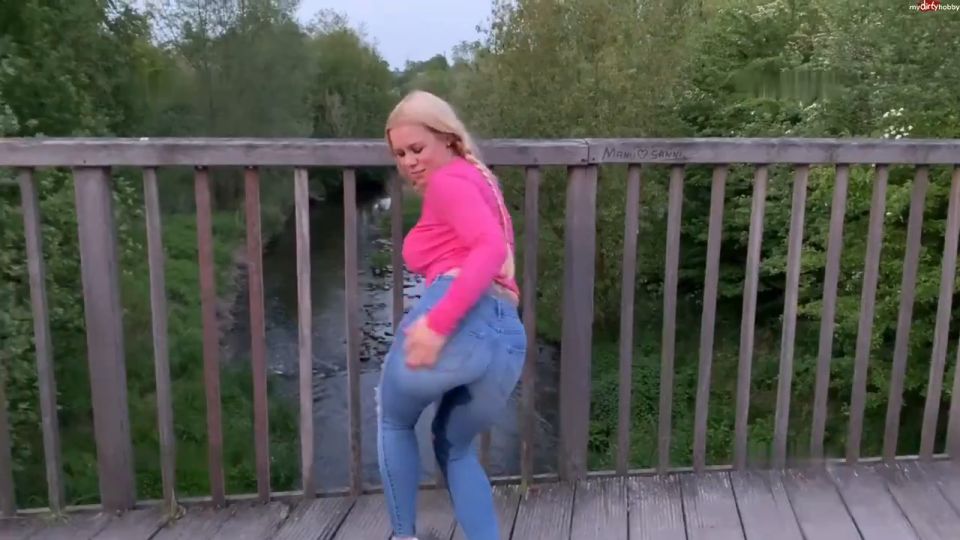 Steffi Blond - Auf Bachbrücke in Jeans eingenässte und Ganzkörpersektdusche - Fuck... 720P - Germany