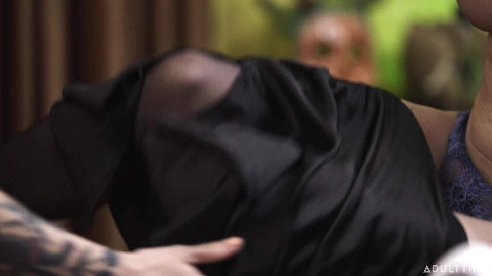 Ariel Demure & Vanessa Vega Love Is In Your Future Quick ...