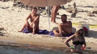 Heating up the plage by exposing her nude  figure-3