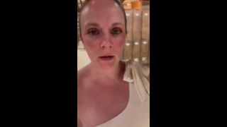 Saskia's Hidden Desire - Passionate Masturbation in Locker R-9