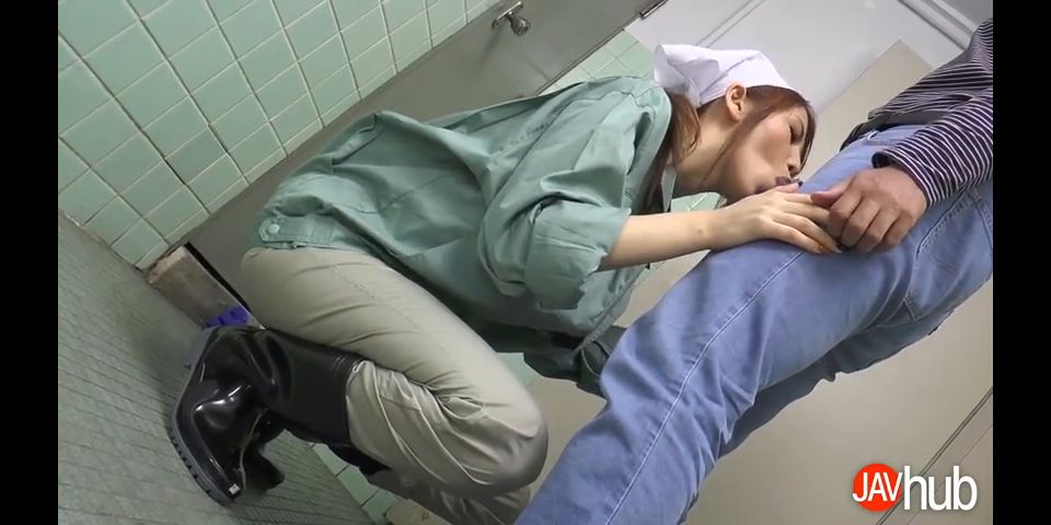 Uncensored Maki Koizumi Sucks a Man in the Bathroom