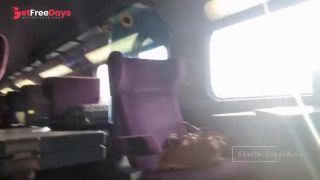 Exhib Risque et Doigts dans le Train en Plein Jour -3