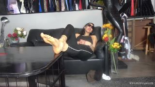 online xxx video 31 Mistress Gaia – Piedi e calzini sudati e puzzolenti Sweaty and stinky feet on feet porn princess carmela femdom-6
