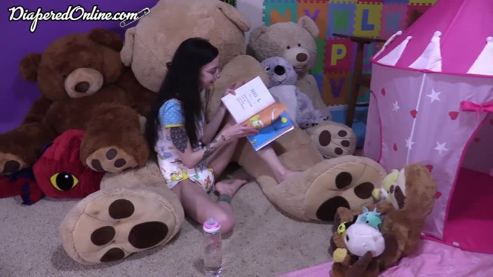 Diaperedonline2Samara Samara Reads to Stuffies