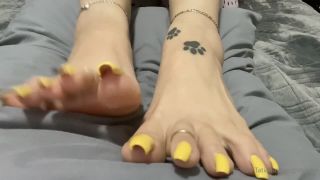 TATIANA - tatianasnaughtytoes () Tatianasnaughtytoes - new yellow pedicure barefoot waking up on my bed the last day of these yel 20-11-2020-1