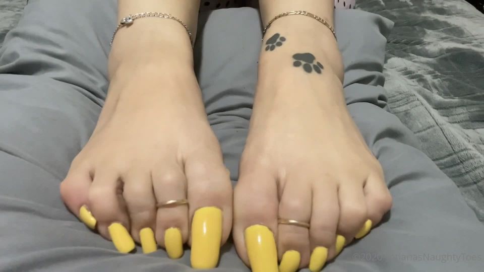 TATIANA - tatianasnaughtytoes () Tatianasnaughtytoes - new yellow pedicure barefoot waking up on my bed the last day of these yel 20-11-2020