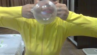[K2S.CLUB] LarisaCum - Ich trage einen gelben latex-Catsuit, spiele mit einem Kondom und bin ... - SD 360P-7