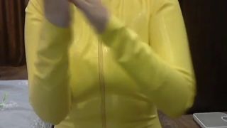 [K2S.CLUB] LarisaCum - Ich trage einen gelben latex-Catsuit, spiele mit einem Kondom und bin ... - SD 360P-9