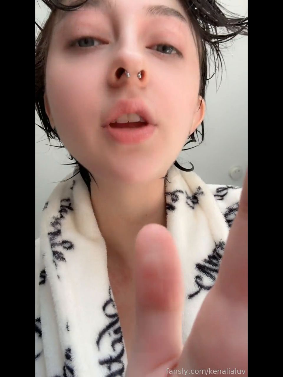 [K2S.CLUB] Julia.neis (kenalialuv) - U Spend The Night At Ur Friend's House, But Plot Twist-- They're A Woman! She Ends Up Making U Worship Her Feet, And Spitting/Drooling Into Ur Mouth - HD 720P