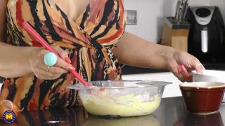 Tiny (38): Thick MILF Tiny gets wet in her kitchen 1080p FullHD-1