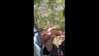 Surpris dans la nature, elle branle suce et avale-3