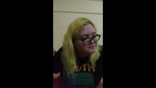 AnerisDai - Amputee eats burger-9