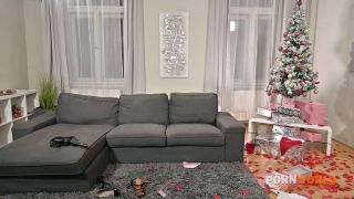 Eden Ivy, Leya Desantis - BTS - Christmas Cuties Invite Neighbours In For Festive DP Gangbang GP3153 FullHD.-5