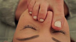Tracy Lindsay foot worship by 2 girls-4