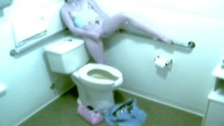 Blonde Masturbating on Toilette Public!-8