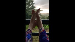 Wiggle Feet in Rainforest webcam QueenMotherSoles-0