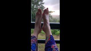 Wiggle Feet in Rainforest webcam QueenMotherSoles-1