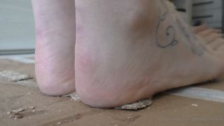 Italian Girlfriend aka italiangirlfriend - 07-14-2022 OnlyFans Video - Wafers inshoe and wafers outside the shoes P video hardcore Italian Girlfriend-7