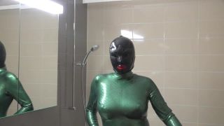 Video Latex in the bath tube ansehen Madame Tina-0