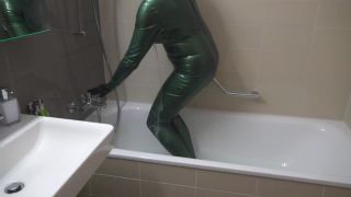 Video Latex in the bath tube ansehen Madame Tina-1