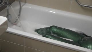 Video Latex in the bath tube ansehen Madame Tina-2