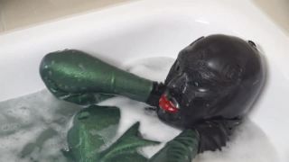 Video Latex in the bath tube ansehen Madame Tina-3