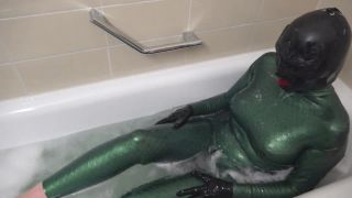 Video Latex in the bath tube ansehen Madame Tina-6