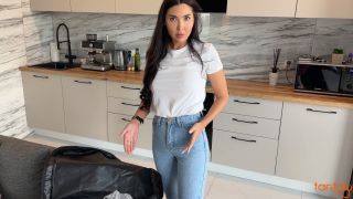 Video Naughty Delivery GIRL Handles Tantaly Package Roughly And Let...-1