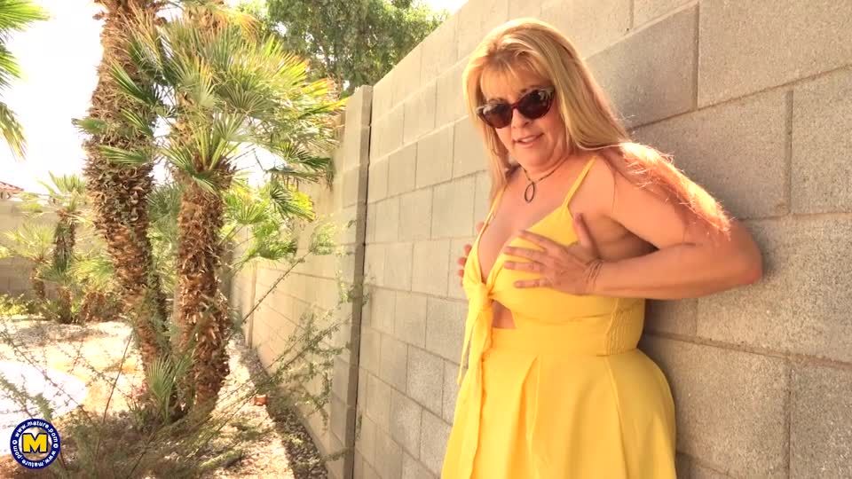 Curvy Joclyn Stone has a body for fun and a hairy pussy to die (Fetish porn) Joclyn Stone