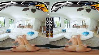 Video Robbin Banx: Stepmom Knows Best 2160p UltraHD/4K-7