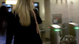  Voyeur upskirt – Under the skirt of a slender blonde in a short red skirt (AVI, HD, 1280×720) on voyeur -9